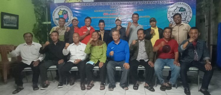 Korcam BPP-KTT Kelapa Dua foto bersama dengan koordinator kelurahan usai rapat koordinasi. (RIK)