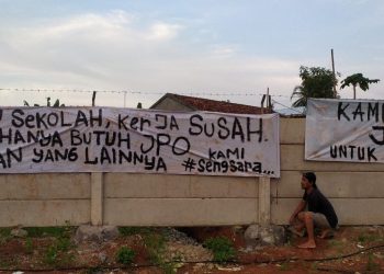 Bentangkan Spanduk, Warga Cilenggang Minta Dibangun JPO di Proyek Pembangunan Tol Serpong -Balaraja