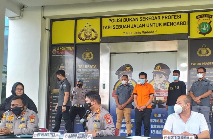 Artis Bobby Joseph pakai baju tahanan saat di Mapolres Tangsel. (RAY)