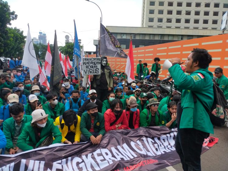 Front Millenial Jabodetabek (FMJ) unjuk rasa di depan Gedung KPK. (WAN)