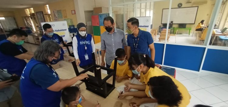 Hadrianus Wahyu Trikusumo – Direktur PT Hero Supermarket Tbk (dua dari kiri) dan Diky Risbianto ,Head of Corporate and Consumer Affairs PT HERO Supermarket Tbk (paling kanan) mengikuti kegiatan perakitan produk IKEA Indonesia bersama anak-anak panti asuhan dalam program “WAVE (We Are Volunteer Team) of HERO Group. (RAY)