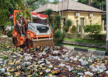 Sitaan Operasi Pekat Maung 2021, Polda Banten Musnahkan Ribuan Botol Miras