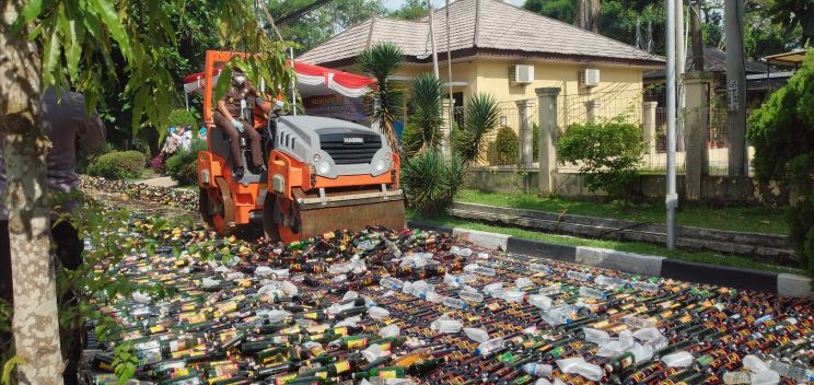Polda Banten memusnahkan puluhan ribu botol miras. (RAY)