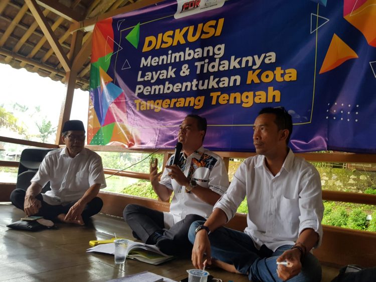 Diskusi membahas pemekaran Kota Tangerang Tengah yang diselenggarakan FDR dan JMSI Banten. (RIK)