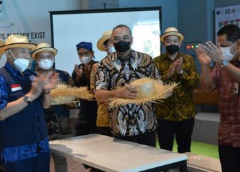 Bupati Zaki Promosikan Topi Bambu Asli Kabupaten Tangerang di Bandara Soekarno-Hatta