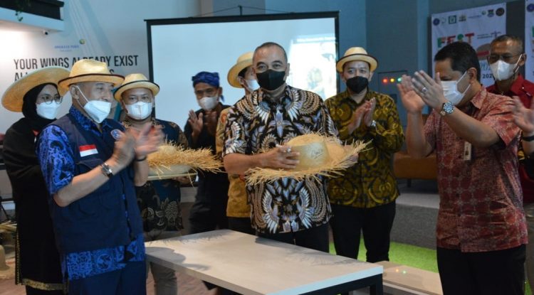Bupati Tangerang Zaki Iskandar membuka Festival Topi Bambu di Terminal 3 Bandara Soekarno Hatta. (IST)
