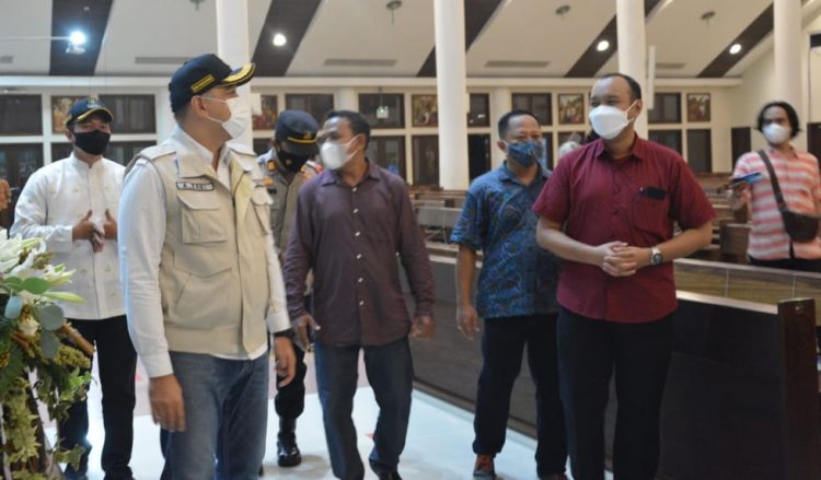 Bupati Tangerang Zaki Iskandar pantau gereja. (RIK)
