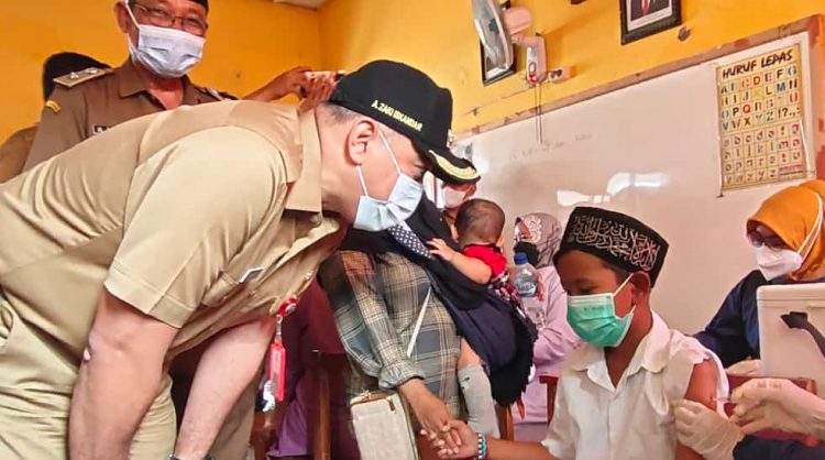 Bupati Tangerang Zaki Iskandar memantau vaksinasi anak di Sepatan. (RIK)