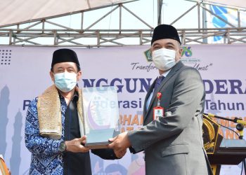 Bupati Tangerang Zaki Iskandar raih penghargaan dari Menteri Agama. (RIK)