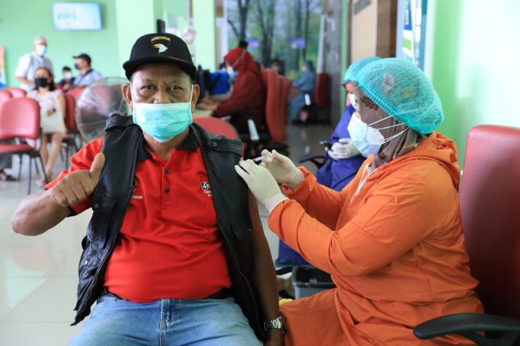 Vaksinasi lansia di Kota Tangerang. (KEY)