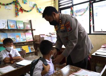 Peduli Anak Sekolah, Kapolda Banten Bagikan Ratusan Perlengkapan Sekolah