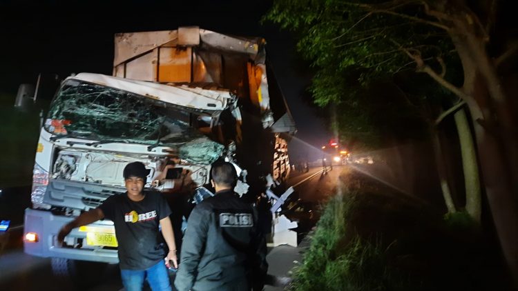 Kondisi tronton usai seruduk dump truk di Tol Tangerang-Merak. (IST)