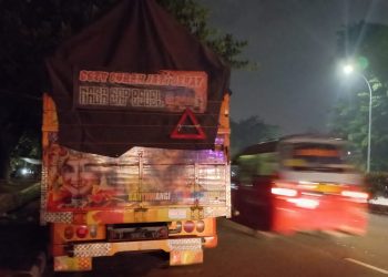 Bahu Jalan Jadi Parkir Truk, Perparah Kemacetan di Depan Pasar Tanah Tinggi