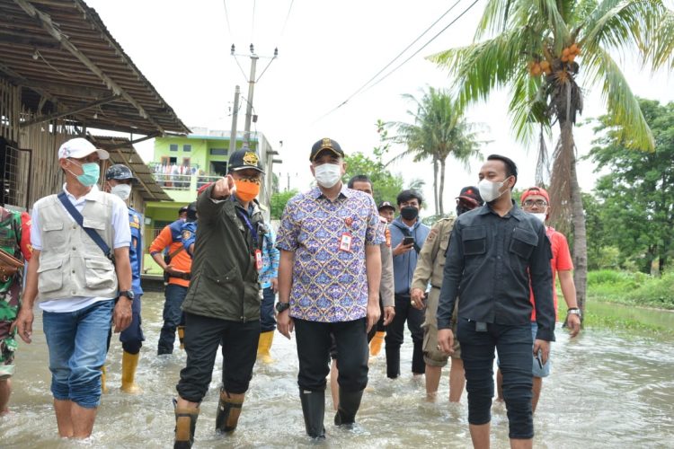 Bupati Tangerang Ahmed Zaki Iskandar pantau wilayah banjir. (RIK)