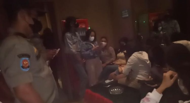 Razia tempat pijat di kawasan Ruko Golden Boulevard BSD, Tangsel. (RAY)