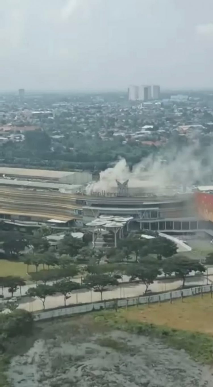 Kepulan asap membumbung di Mall@ Alam Sutera. (NET)