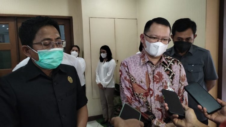 Ketua DPRD Kota Tangerang, Gatot Wibowo bersama Kajari Kota Tangerang, Eric Folanda usai pendatangan kerjasama. (YUL)
