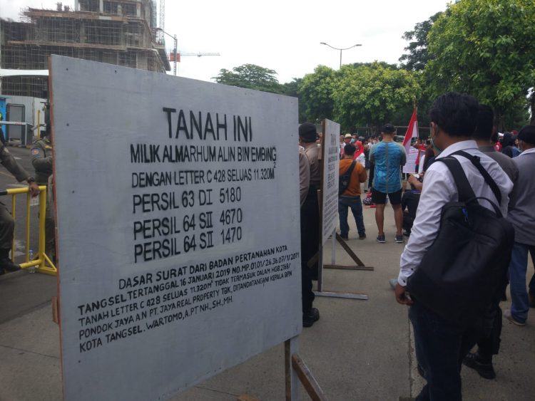Demo warga di depan Mal Bintaro Xchange. (PHD)