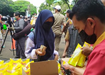 Emak-emak di Tangsel Rela Gendong Anak dan Antre Panjang Dapatkan Minyak Goreng Murah