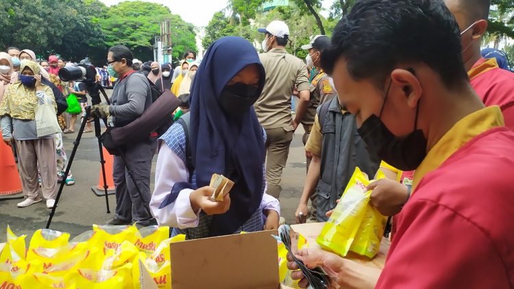 Operasi minyak murah di Pamulang, Tangsel. (PHD)