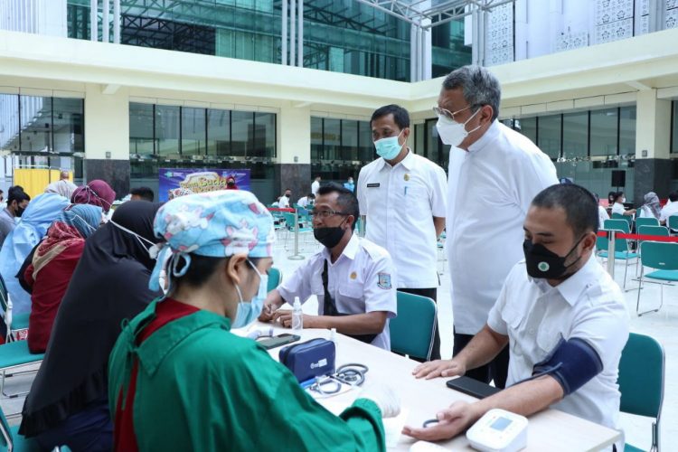 Walikota Tangsel Benyamin Davnie memantau vaksinasi booster pegawai dilingkup Serda setempat. (RAY)