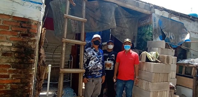 Bedah rumah di RW 03, Kelurahan Barat. (RIZ)