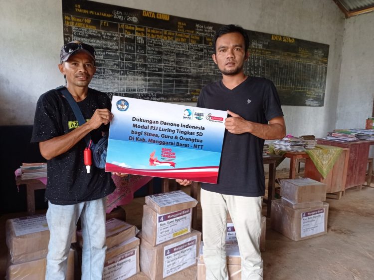 Penyaluran bantuan pendidikan dari SGM Eksplor-Indomaret. (IST)