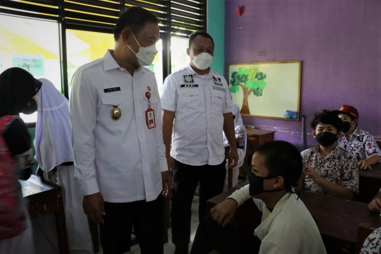 Wakil Bupati Tangerang Mad Romli pantau Vaksin anak di Panongan. (IST)