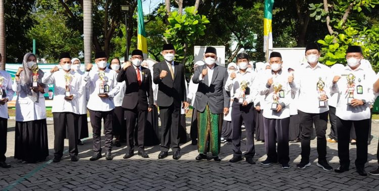 Wakil Bupati Tangerang Mad Romli saat memipin apel Hari Amal Bhakti (HAB) ke-76. (RIK)