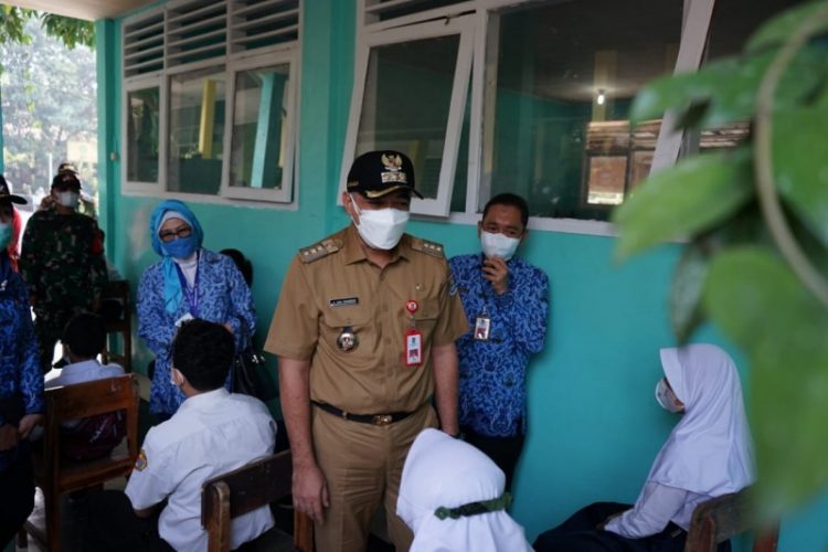 Bupati Tangerang Ahmed Zaki Iskandar pantau pelajar tatap muka di sekolah. (IST)