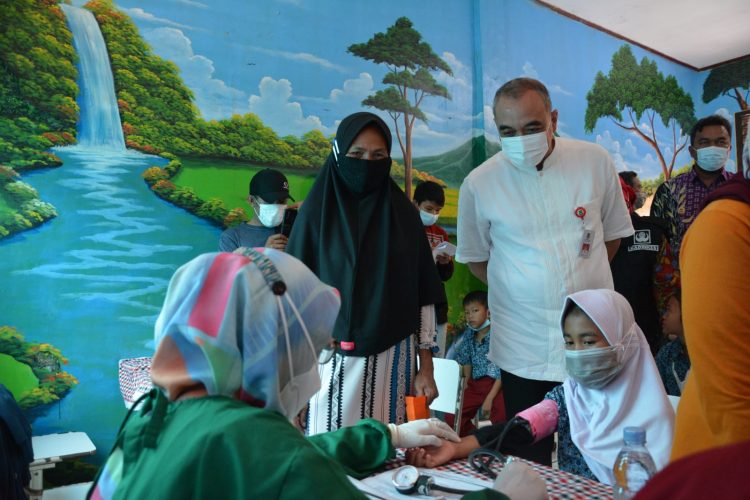 Bupati Tangerang Zaki Iskandar pantau vaksinasi anak di Kosambi. (RIK)