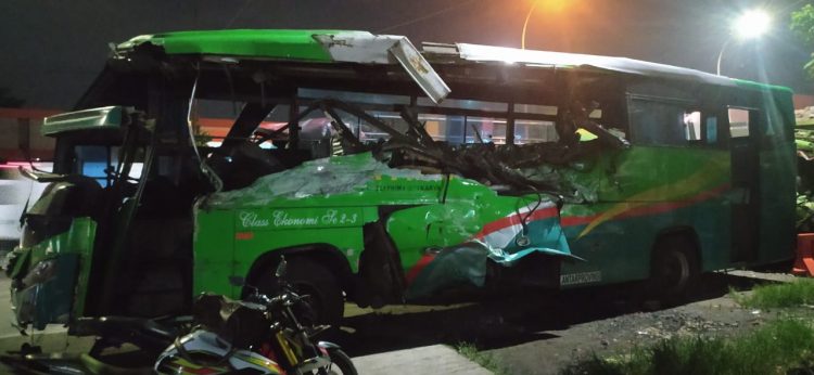 Bus Asli Prima mengalami rusak berat usai menabrak dump truk. (IST)