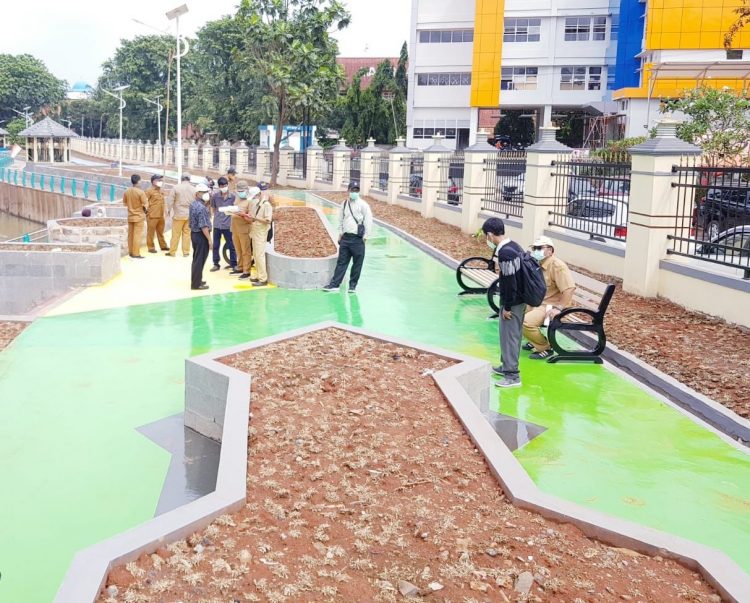 Tim Probity Pemkot Tangsel meninjau penataan Kali Jaletreng di Serpong. (IST)