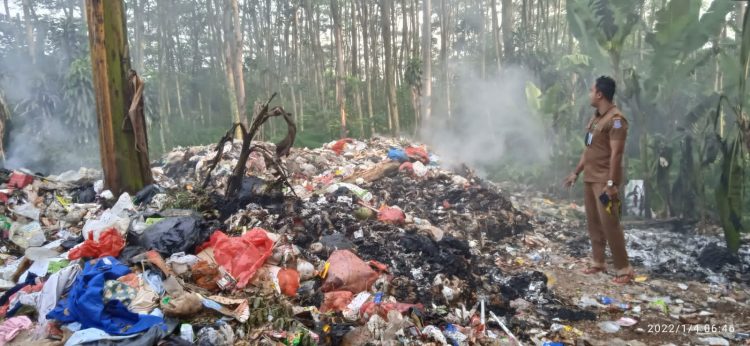 Kepala Bidang (Kabid) Persampahan pada DLH Tangsel, Rastra Yudhatama mengecek TPA liar di Cendana Residence. (PHD)