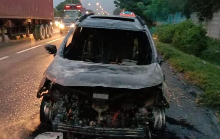 Mobil Ford Titanium terbakar di Jalan Tol Tangerang - Merak. (IST)