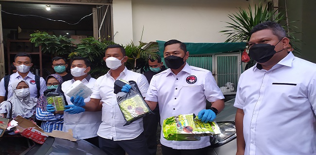 Polisi menunjukkan barang bukti sabu usai penyergapan. (PHD)