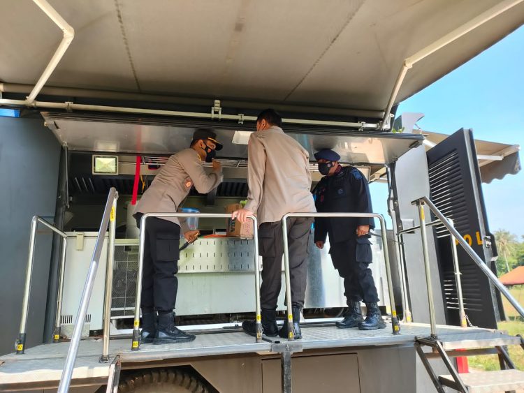 Kapolda Banten Irjen Pol Dr. Rudy Heriyanto tinjau posko pengungsian dan dapur umum Satbrimob di Desa Kertamukti, Kecamatan Sumur, Pandeglang. (IST)