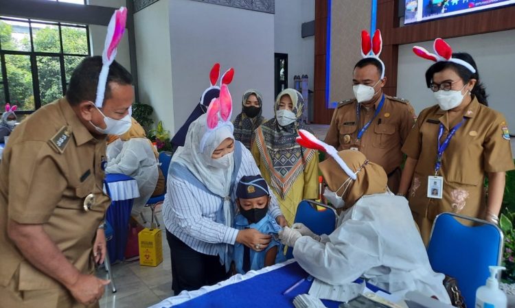 Vaksinasi anak di Puskesmas Pagedangan, Kabupaten Tangerang. (RIK)