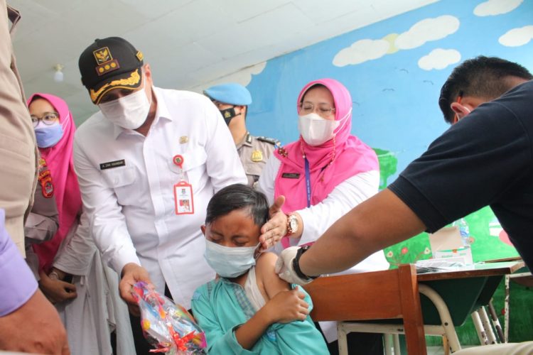 Vaksinasi anak di Tigaraksa, Kabupaten Tangerang. (RIK)