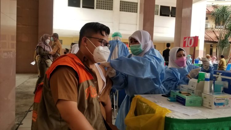 Pegawai Pemkot Tangerang tengah disuntik vaksin booster. (IST)