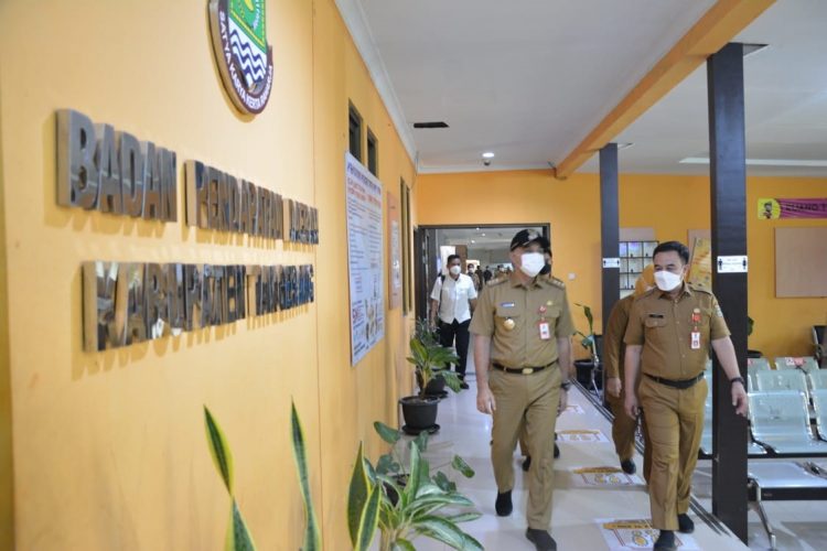 Bupati Tangerang Zaki Iskandar sidak Kantor Bapenda. (RIK)