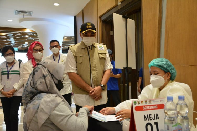 Bupati Tangerang Zaki Iskandar pantau vaksinasi anak dan booster. (RIK)