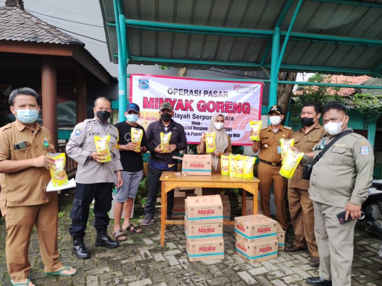 Operasi pasar minyak goreng murah di Serpong Utara. (RAY)