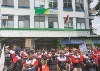 Tolak Aturan JHT, Buruh Tangerang Geruduk Kantor BPJS Ketenagakerjaan Citra Raya