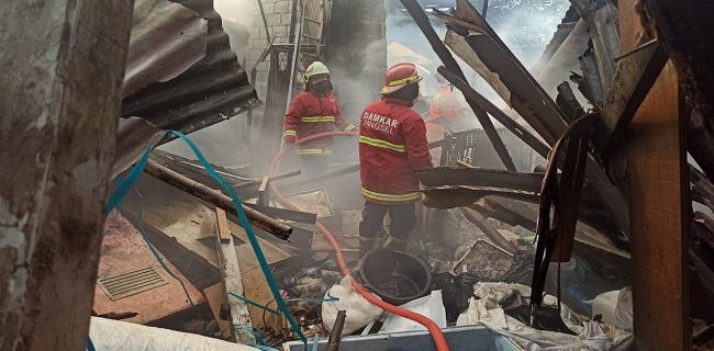 Petugas Damkar Tangsel berusaha memadamkan api. (PHD)