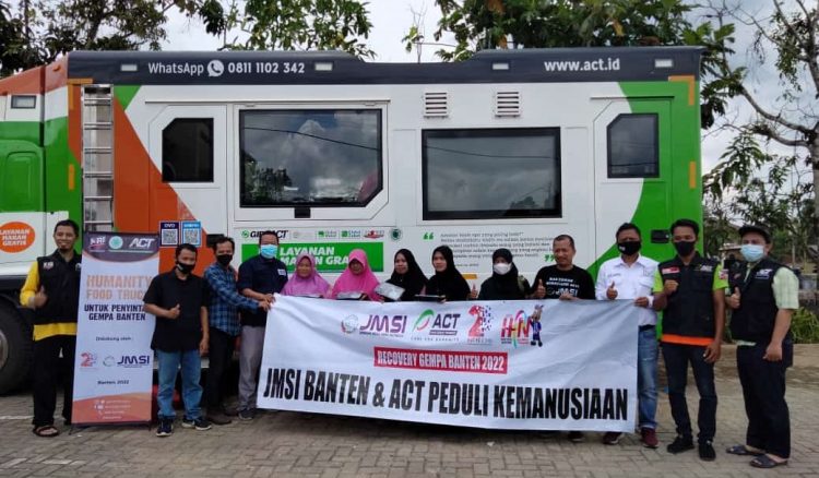 Bantuan kemanusiaan korban gempa Pandelang di Cikeusik. (RAY)