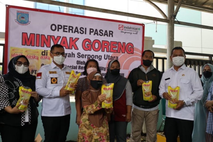 Operasi pasar minyak goreng urah di Keluarahan Pakulonan, Serpong Utara, Tangsel. (RAY)