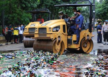 Kurun Setahun, Pemkot Tangerang Musnahkan Ribuan Botol Miras