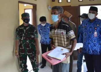 Serahkan Rumah Layak Huni di Panongan, Bupati Zaki: Pemkab Tak Bisa Kerja Sendiri