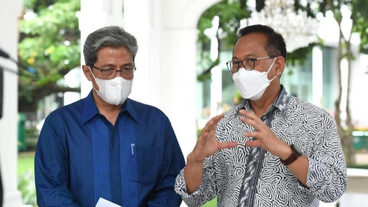 Kepala Otorita IKN Bambang Susantono bersama Wakil Kepala Otorita IKN Dhony Rahajoe, dalam keterangan persnya usai diterima oleh Presiden Joko Widodo di Istana Merdeka, Jakarta, pada Jumat, 18 Maret 2022.